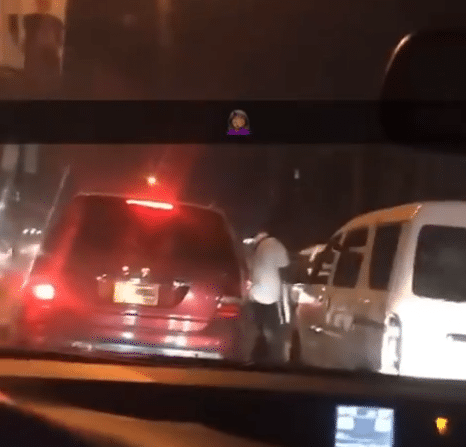 Two men park their cars to fight in the middle of a busy Lagos road (video)