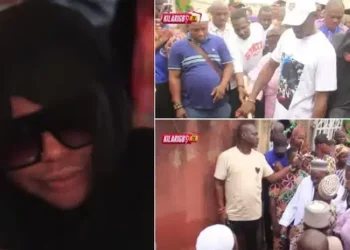 “They don’t look like him” – Nigerians spot Bobrisky’s 10 siblings for the first time as they bury dad (Video)