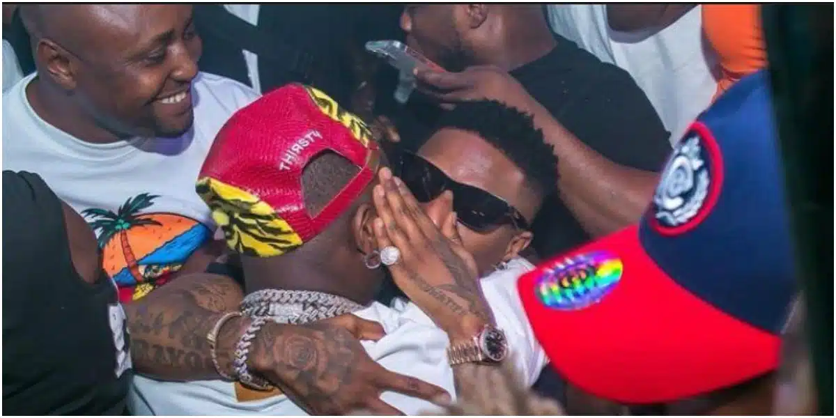 “Your fav won suffocate my King” – Reactions as an old video of Davido and Wizkid hugging each other tightly pops up