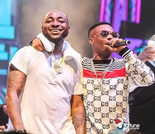 “Your fav won suffocate my King” – Reactions as an old video of Davido and Wizkid hugging each other tightly pops up